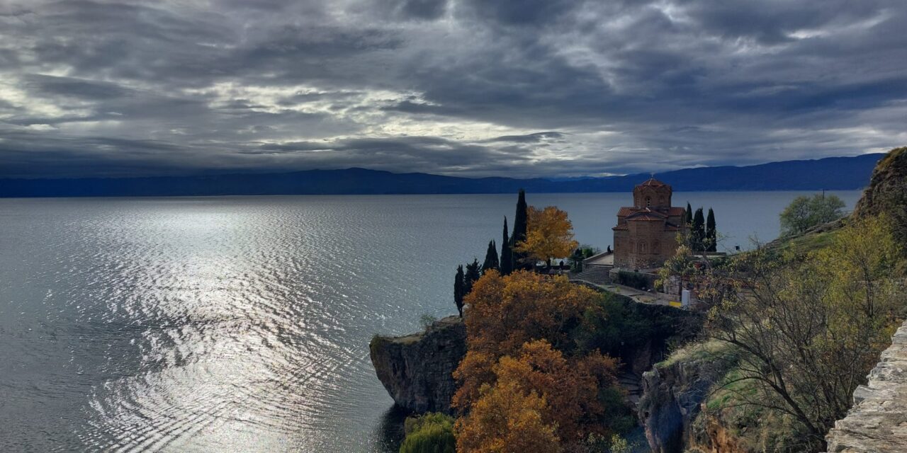 Orașul unde istoria, natura și liniștea se întâlnesc pe malul unuia dintre cele mai vechi lacuri din lume