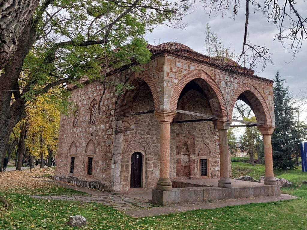 Clădire monument în parcul Niš FOTO Andreea Sprînceană