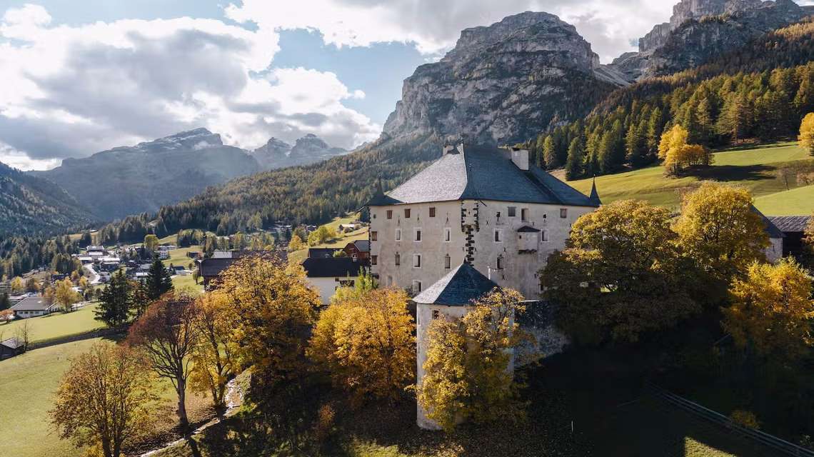 Un castel din secolul al XVI-lea, ridicat în inima Dolomiților, este scos la vânzare