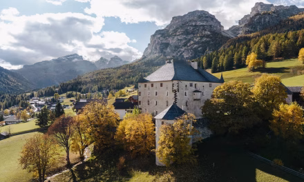 Un castel din secolul al XVI-lea, ridicat în inima Dolomiților, este scos la vânzare