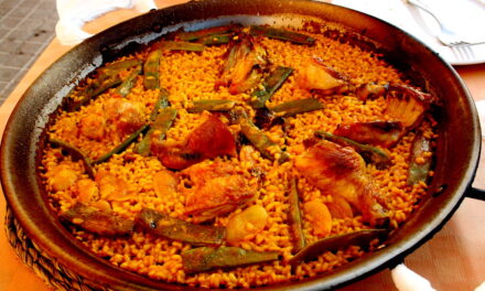 Paella: o tigaie, pe malul unei mlaștini, foc de lemn și istorie