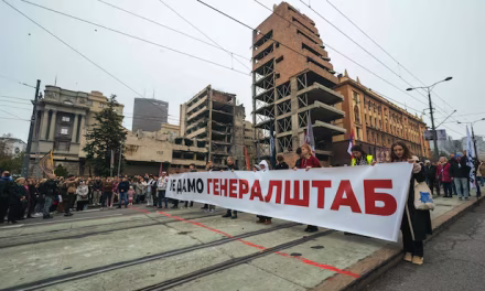 Ruinele bombardamentului NATO, protejate de proteste: retragerea proiectului Trump din Belgrad