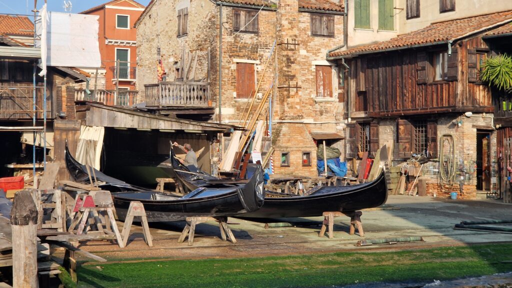Venetia, reparatii gondole, credit foto Turism Istoric (Sorin Rosu)