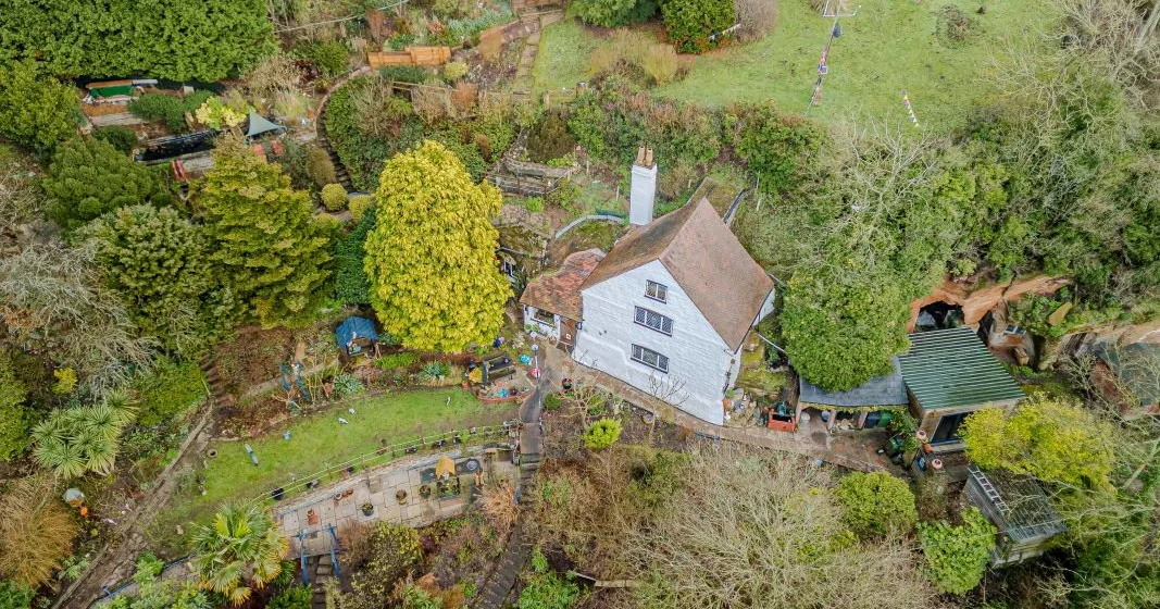 O casă săpată în stâncă, veche de 500 de ani. Povestea unei locuințe medievale scoase la vânzare în Marea Britanie