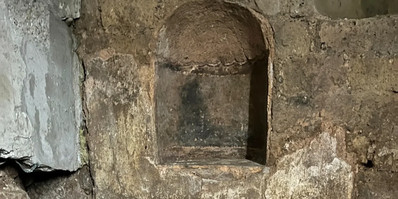 Descoperire unică la nord de Alpi: altar roman de casă (lararium), găsit la Köln
