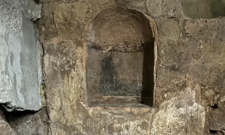 Descoperire unică la nord de Alpi: altar roman de casă (lararium), găsit la Köln