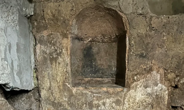 Descoperire unică la nord de Alpi: altar roman de casă (lararium), găsit la Köln