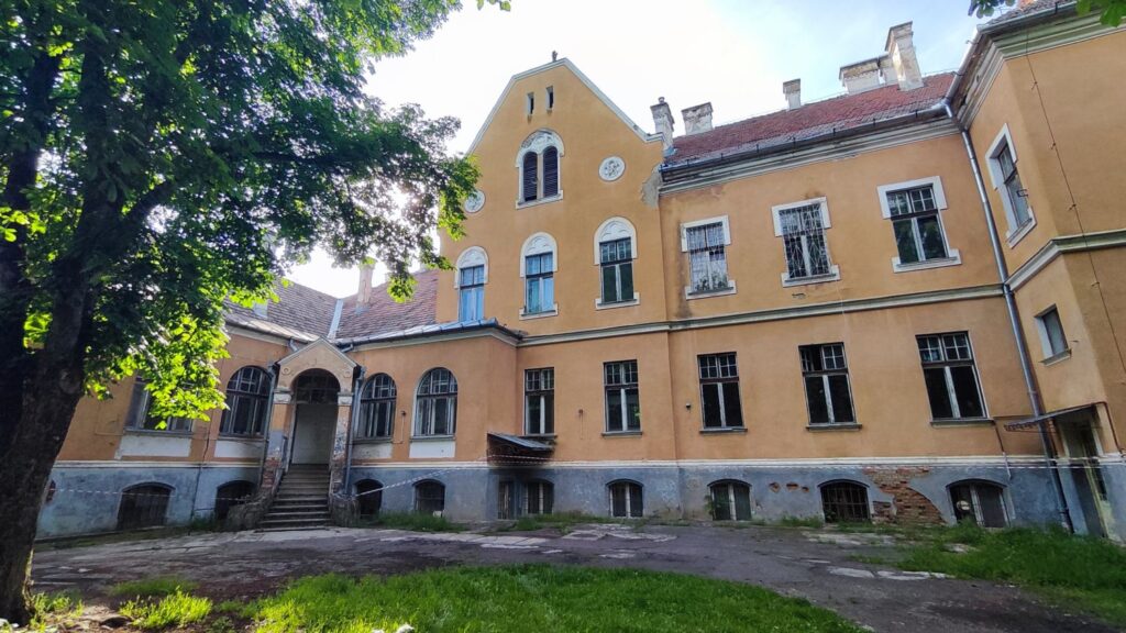 Castelul Ugron din Zau de Câmpie credit foto turism istoric
