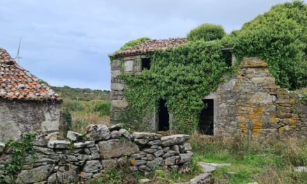 Un sat abandonat de pe țărmul Atlanticului, la preț de apartament în București
