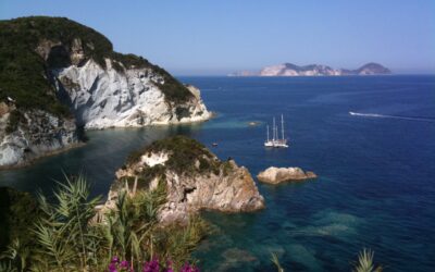 Cum este viața pe insula italiană fără orașe, drumuri și semnal la telefon