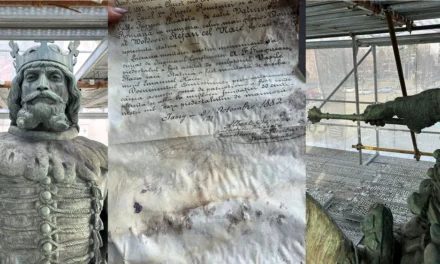 O scrisoare ascunsă în statuia lui Ștefan cel Mare de la Iași, descoperită în timpul restaurării