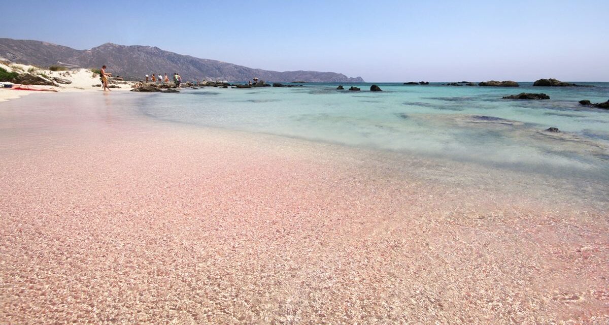 Paradisul ascuns din Europa: plaja cu nisip roz care atrage turiști din toată lumea