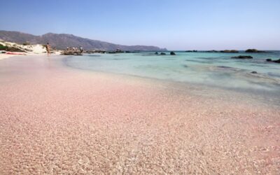 Paradisul ascuns din Europa: plaja cu nisip roz care atrage turiști din toată lumea