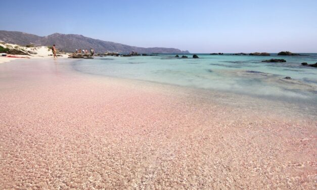 Paradisul ascuns din Europa: plaja cu nisip roz care atrage turiști din toată lumea
