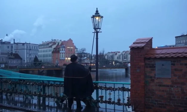 Wrocław – Orașul din Europa unde 100 de felinare cu gaz se aprind manual în fiecare seară