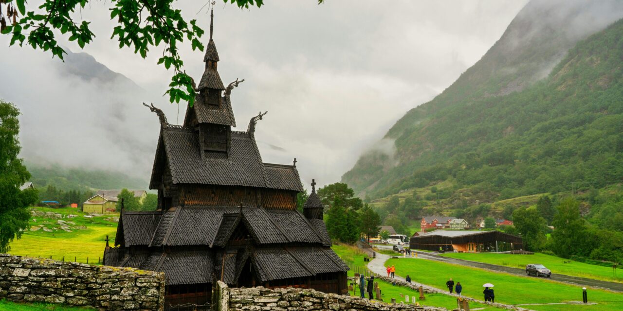 Norvegia investește milioane pentru salvarea bisericilor medievale vikinge
