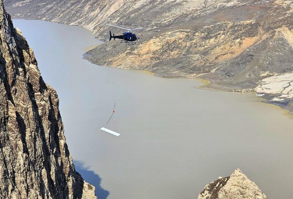Operațiune spectaculoasă la barajul Vidraru: un elicopter adus pentru lucrări. Când va fi reumplut?