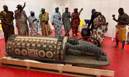 Povestea Djidji Ayôkwé: simbolul african, furat de coloniști, recuperat din Franța