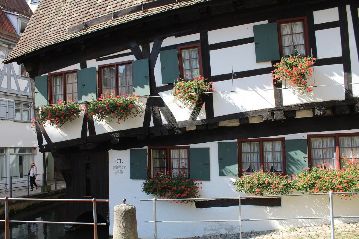 Schiefes Haus, Ulm Germania, Credit foto: Patric Herweh / https://www.reisefein.de/ulm-sehenswuerdigkeiten/ Wikimedia Commons (CC BY-SA 4.0)