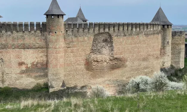 Cetatea Hotin, una dintre cele mai importante ale lui Stefan cel Mare, se prăbușește!