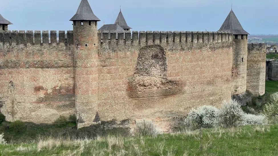 Cetatea Hotin, una dintre cele mai importante ale lui Stefan cel Mare, se prăbușește!