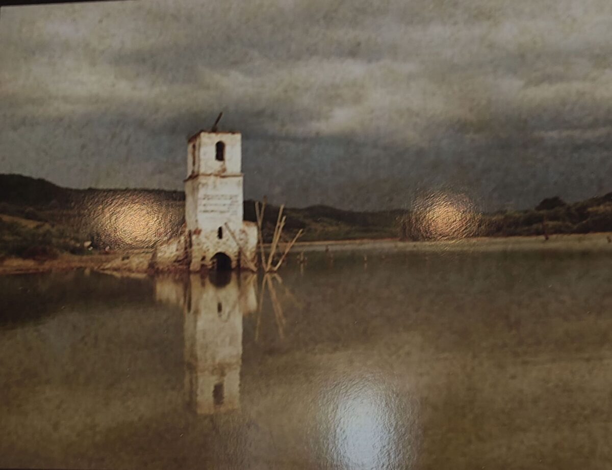 Pictura cu turla bisericii romano-catolice de la Bezidu Nou, credit foto Turism istoric