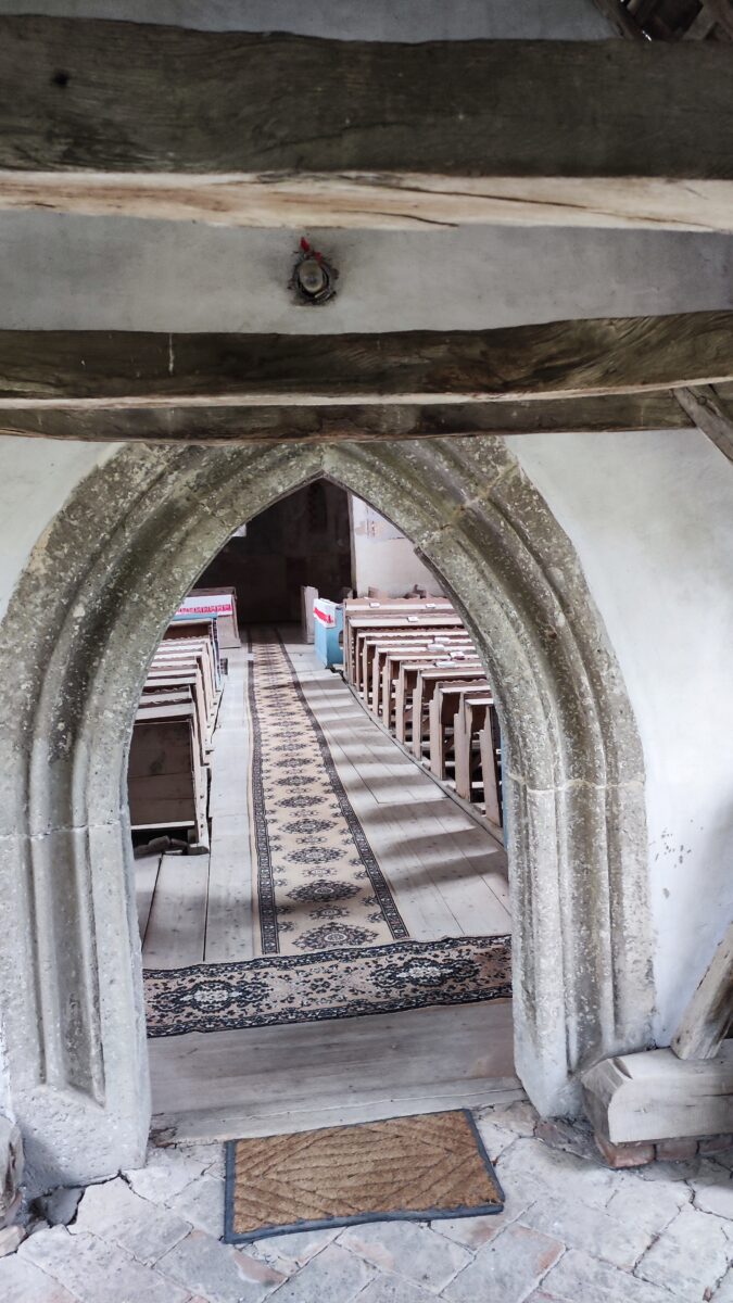 Biserica din Sânvăsii, intrarea in stil gotic, credit foto Turism Istoric