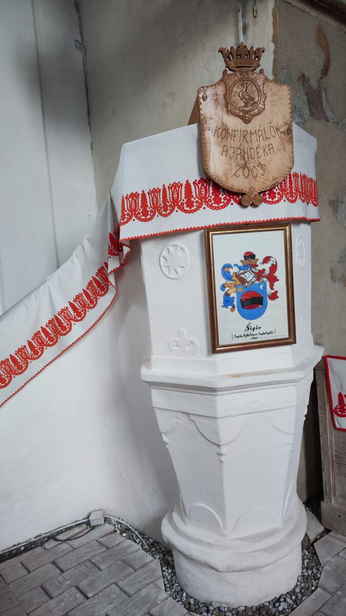 Biserica din Sânvăsii, amvonul - element central in bisericile unitariene, credit foto Turism Istoric