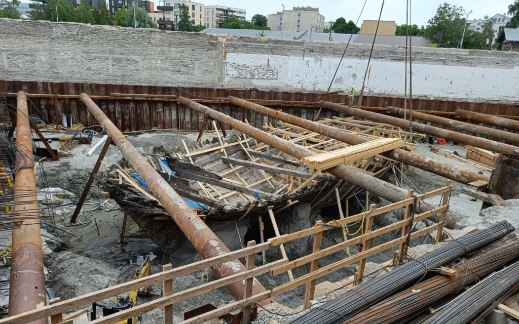 Mister sub asfalt: o corabie medievală descoperită în Tallinn, cu o busolă veche de 600 de ani