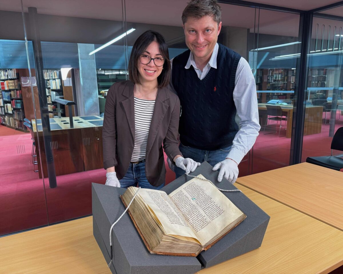 Transcrierea în engleza veche a poemului, descoperită de Elisabetta Magnanti și Mark Faulkner (fotografiați, alături de un exemplar al lucrării Ecclesiastical History of the English People de Bede), se crede că a fost copiată de un călugăr în Italia, între anii 800 și 830. Fotografie: Trinity College Dublin