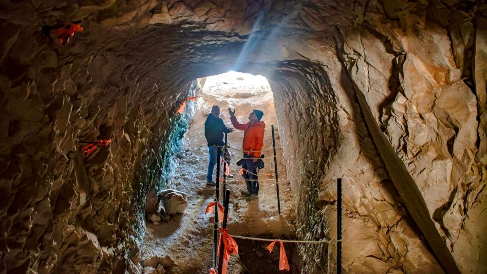 Un tunel antic ascuns de secole a fost descoperit sub un oraș istoric