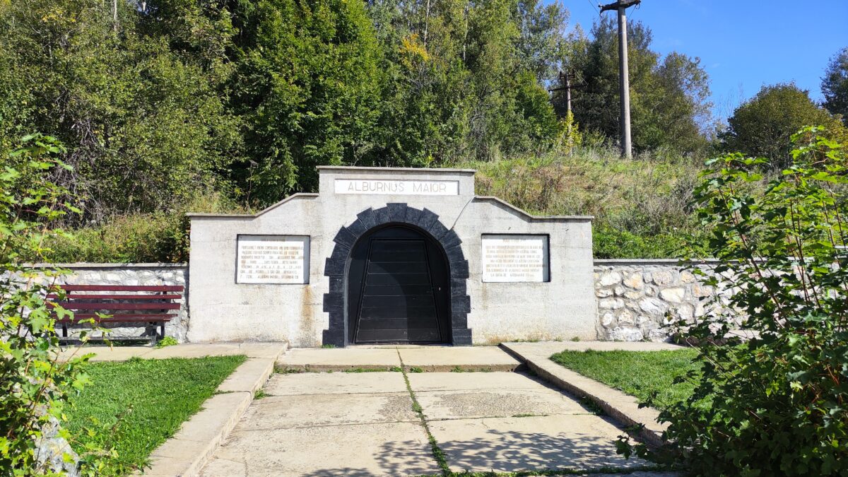 Intrarea in galeriile romane la Alburnus Maior/ Rosia Montana
