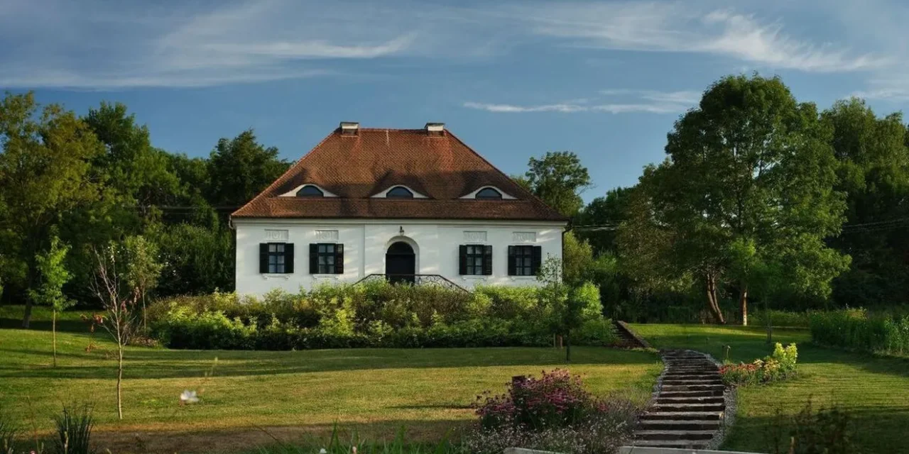 Cum a fost salvat un castel din Transilvania și transformat într-o destinație de lux apreciată de Michelin