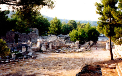 Phaselis, orașul antic unde poți înota prin istorie între ruine și apele Mediteranei