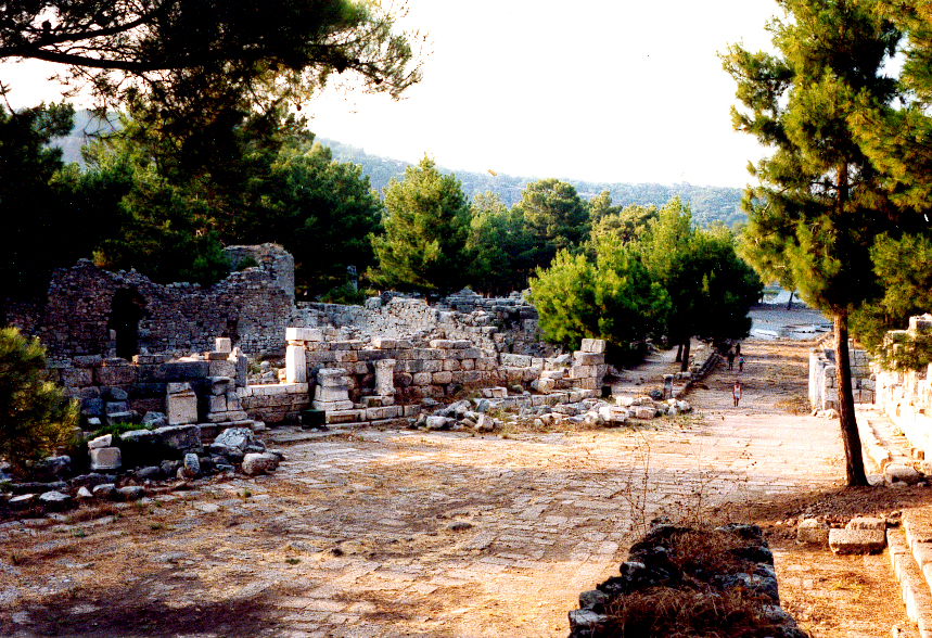 Phaselis, orașul antic unde poți înota prin istorie între ruine și apele Mediteranei